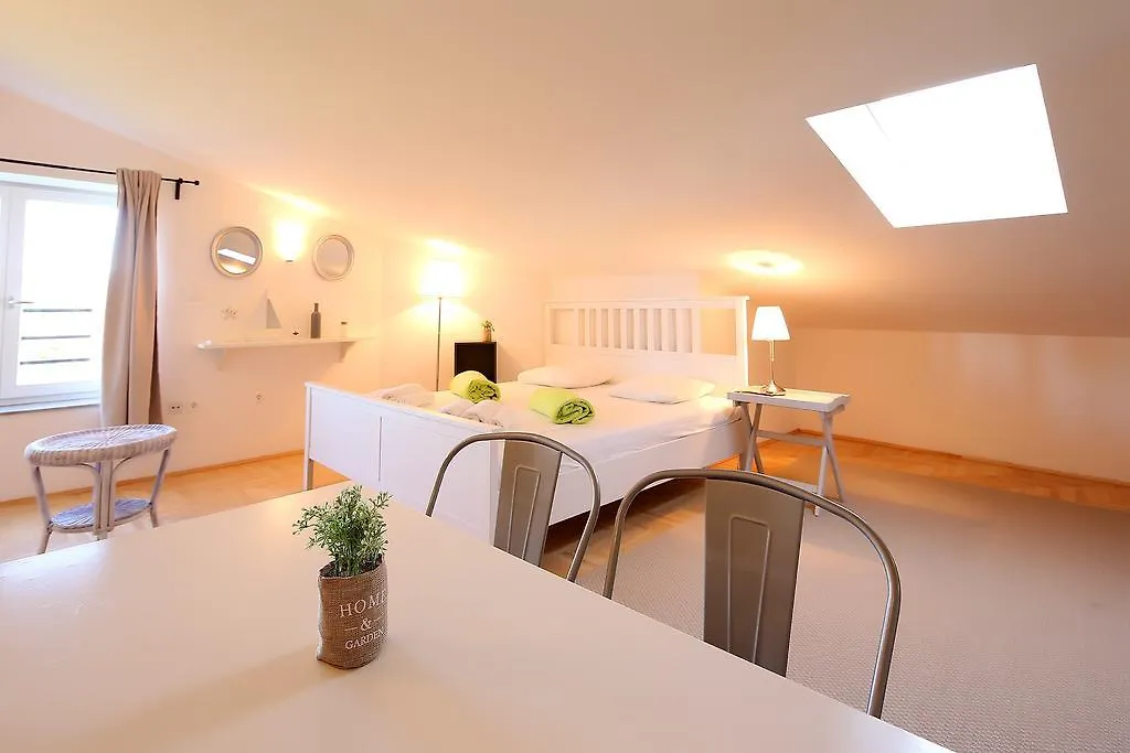 Apartments Papalinna By Moro Malinska