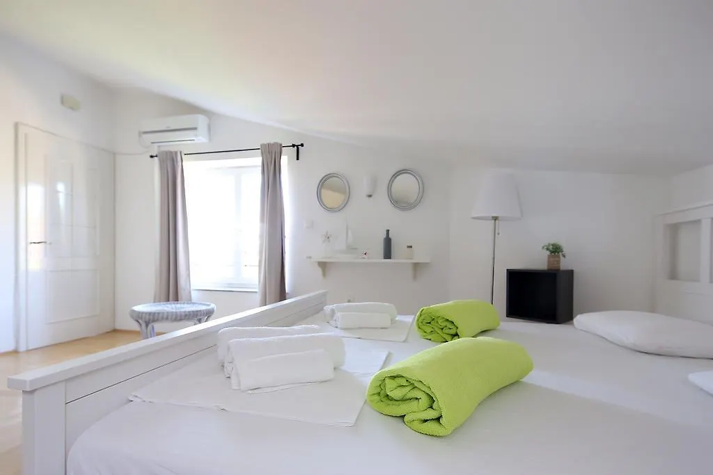 Apartments Papalinna By Moro Malinska